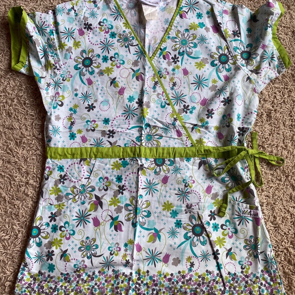 Medium scrub top
